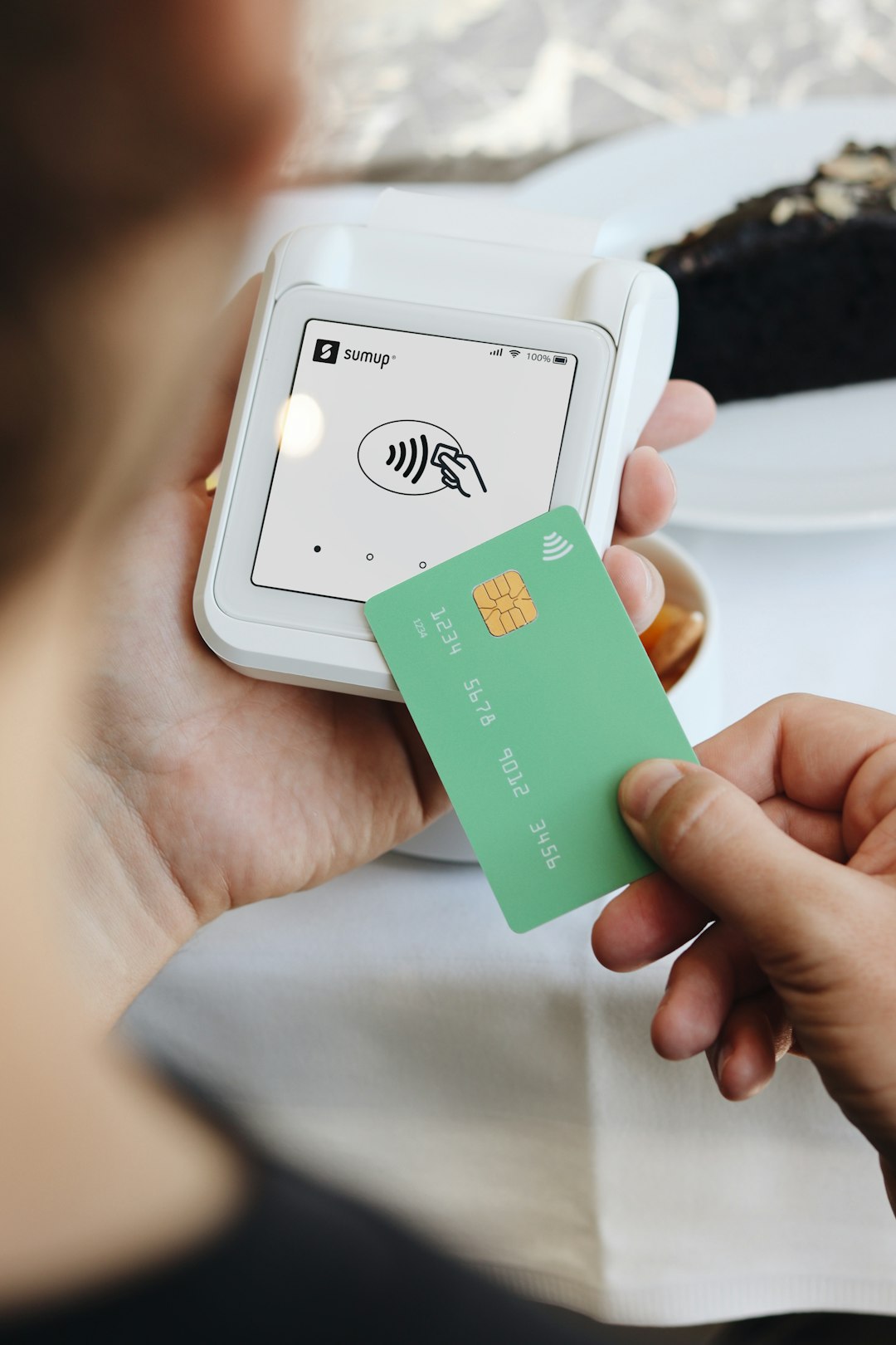 A simple and efficient setup for contactless payments, showing how easy it is to process transactions with a SumUp card reader. Perfect for small businesses like cafes or shops that need a quick and flexible way to accept payments with SumUp.